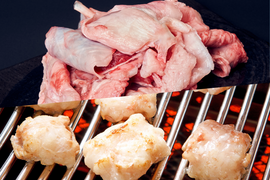 【食べ比べ】黒毛和牛 大とろホルモン & 牛すじ　500gずつの計1kg！ もつ鍋や煮込みに最高！和牛オリンピック日本一の農場からお届け （マルチョウ/ 小腸のみ）