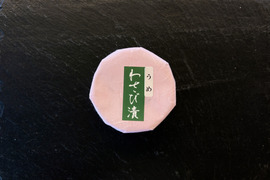 カリカリ梅とシャキシャキわさびがクセになる！丸六【梅わさび漬け】１００ｇカップ入り