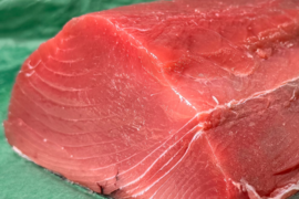 【無冷凍でお届け！】知床産天然本マグロ１ｋｇ（中トロ・赤身）