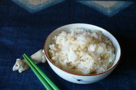 【分づき米】　2.5Kg×1「Riki-Saku」コシヒカリ　真空パック　新潟県秋山農場産。農薬使用量は慣行栽培の9割減。安心してお召し上がりいただけます。