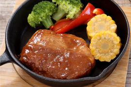 ボリューム満点でやわらかい！「元気豚　厚切りモモ肉のステーキ（BBQソース）　280ｇ」【313】