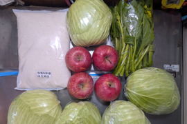 キャベツ、アスパラ菜、お米、リンゴ