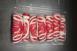 エゾシカバラ肉のしゃぶしゃぶスライス200g✕2P/C
個体により肉と脂のバランスは写真とは異なる事があります