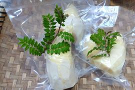 山菜たっぷりセット
あく抜きワラビ２００ｇ２パックと
タケノコ水煮　１ｋｇ　春の木の芽付き　
クール便対応で新鮮なままお届けいたします。