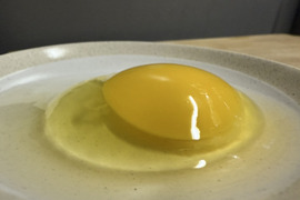 トウモロコシ不使用・こだわりの発酵飼料を食べた『あずさ』の平飼い卵6個入りパック×2個（12個）