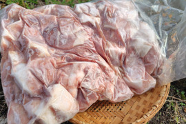 黒豚モモ肉ひと口カツ用（約7㎜）自家配合飼料と放牧で育った　年間４頭出荷の個人生産豚肉　　1000g　真空パック【福袋】【冬ギフト】