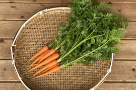 農薬・化学肥料不使用　葉付き人参　1ｋｇ