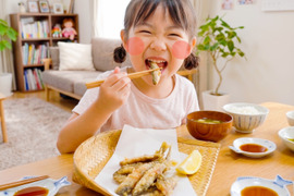 油揚げ不要！子岩魚の唐揚げ（約50尾×2箱） ｜イワナ おやつ おかず 惣菜 時短 簡単 カルシウム 骨まで 珍味 ビール 晩酌 父の日 【父の日ギフト】