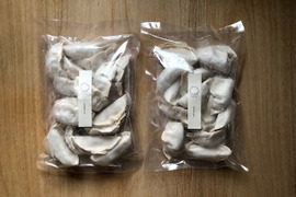 【北海道発】有機野菜と放牧豚のぎょうざ2袋セット（320ｇ｟20ｇ×16個入り｠×2袋）