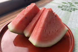 果汁たっぷり！氷見産スイカ『羅皇（らおう）』中玉３〜４Kg！