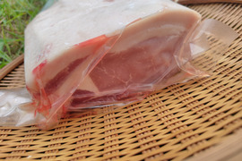 自家配合飼料と放牧で育った　年間4頭出荷の個人生産豚肉　ロースブロック　１ｋｇ（４頭目）【福袋】【冬ギフト】