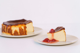 いちご農家が本気で作る、いちごを食べるための『ゴロゴロいちごのバスクチーズケーキ』
