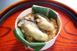 【冷凍】かきおこわ（140g）　かきの旨みたっぷり　ふっくら、もちもち♪　生食用牡蠣を使用　ご自宅用に！