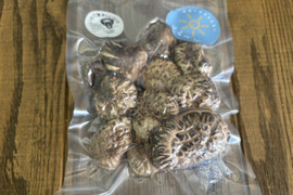 【肉厚食感でヘルシー!!】 自社農園製「乾燥原木しいたけ」約70g/パック