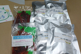 【父の日ギフト】おつまみセット サーモン皮チップス 4種類とサーモンとバジャーキー 50g 2袋