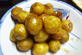 直ぐにお届け出来ます。スーパーでは手に入らないサイズ
農家あるある　Ｓサイズじゃが芋
１．８ｋｇ入り、
約４０～４５個入ってます。
食べ方いろいろ工夫次第”！！