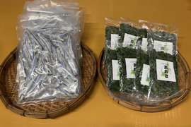 きびなご（約1kg）とあおさ（約400g）、お味噌汁、お吸い物セット