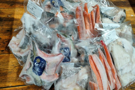 【80サイズに入るだけ！】山盛り！色々な魚のアラとカマハラス詰合せ