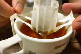 四万十川源流のまち愛媛県松野町の一番茶を手摘みで収穫
日本が誇る品種「やぶきた」で作った国産紅茶（１個おまけの11袋）