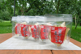 今年収穫したりんごで作った、りんごチップ「しあわせあっぷる」。食べた数秒後、口の中に広がる幸せの余韻。皮付きミックス10袋セット