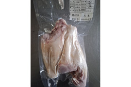 ジビエ　やわらか仔イノシシ【皮付き】【骨付き】スネ　490g