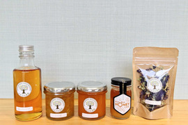 【冬ギフト】【お歳暮】日本ミツバチの生蜂蜜90ｇ、ふかざわ農園こだわりのジャム2種セレクト 梅シロップ　バタフライピー　箱入り包装　熨斗対応いたします！