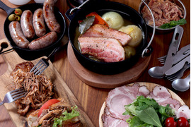 【ギフト】豪快な屋外での料理ににぴったりな商品を詰め込んだギフトセット!元気豚 グランピングセット(5種6品)【熨斗対応可】