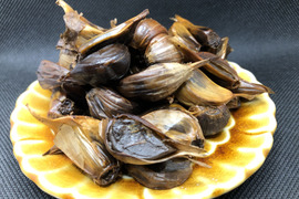 【農薬・化学肥料不使用栽培】青森県産ハネにんにく使用　自家製黒にんにく　お買得大容量　400ｇ（200ｇ入りパック・2個）(ポスト投函便）