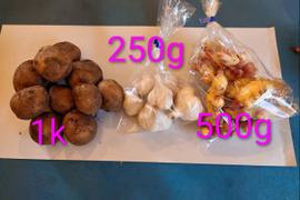 【ちょっと訳有❗】野菜セット（ジャガイモ、にんにく、新生姜）
大きさ色々　60サイズ　1.8㎏