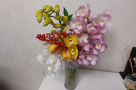 箱いっぱいの蘭・シンビジウムの切り花【アワード受賞福袋】いろいろな品種のシンビジウムが入るお楽しみ福袋