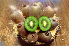 【大きさ不揃い、日焼け・扁平含む】キウイフルーツ（香緑／ヘイワード詰め合わせ、ご家庭用・1.5kg）