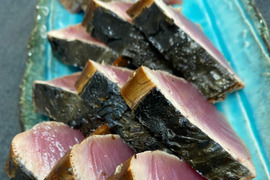 【初鰹】静岡県遠州灘産　カツオ極藁燻し２節【外は燻製、中はレア】