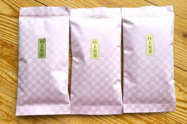 香り味わいがとてもとても自然な緑茶！　【特上】100g 3袋です。 農薬や化学肥料は一切使わず、肥料は周辺の茅草、落ち葉のみ！　【複数ご入用な方は専用商品を用意します。商品のQ＆Aで教えてください】