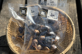 《期間限定価格》メール便でお届け!!甘くてフルーティーな熟成黒にんにく50ｇ