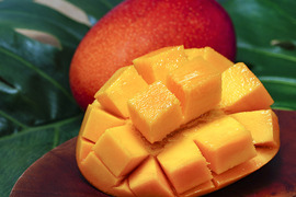 沖縄・東村の自然の中でひとつひとつ手作業で育てたこだわりの逸品。
見た目・味ともにワンランク上の贅沢マンゴー『アルメゴールド』