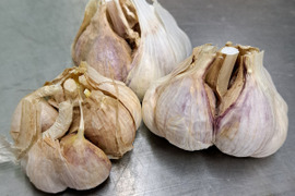 【数量限定Ｂ品】令和８年産　阿蘇・西原村産にんにく❗たっぷり1㎏箱セット❗阿蘇外輪山の豊富な地下水と豊かな自然環境で収穫した、濃厚な味わいのにんにくです(自然乾燥)