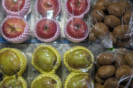 キウイ、リンゴ、ラ・フランスの箱詰め