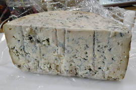 日本初！  農家製北海道産羊乳チーズ 「石狩ひつじブルー」２４０ｇ（石狩産）
