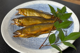 【夏ギフト】サクラチップ香る《こまち鮎》燻製５本セット