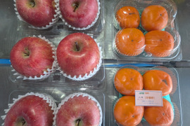 完熟柿と大きいリンゴ