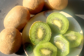 大阪産キウイ（ヘイワード）
みつばちさんのキウイフルーツ
未追熟　２kg　Mサイズ  約120g/個　12〜22個位
完熟剤ひと袋付き
美容と健康にダブルサポート💡