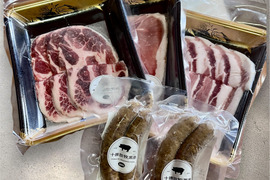 『母の日ギフト　黒豚バーベキューセット！』約2〜3人前用
☆焼肉用5ｍｍスライス（肩ロース・ロース・バラ　各200ｇ）
☆無添加フランクフルト（130ｇ×2）
☆黒豚ジンギスカン　（300ｇ）