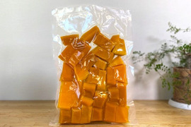 【サラダカボチャ】万次郎　皮無生カット（冷凍パック）2kg（500g×4パック）