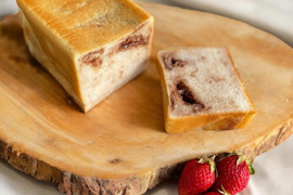 グルテンフリー　自然栽培米といちごのパン
