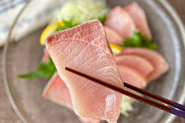 【合わせ買いで楽しくお買い物を】百年漁師の鰤　お刺身用サク　冷凍（約150g/パック）