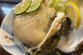 《日間賀島産》素潜り漁採取，天然岩牡蠣
超特大サイズ
濃厚な旨味、海のミルク、2Kg2.3個入
なんと‼️下処理して発送‼︎
3名限定レビューサービス有！
