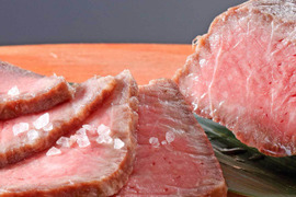 【父の日ギフト】自家製ローストビーフ　約300g 噛むほどに感じるうま味と脂のあま味！和牛オリンピック日本一の農場からお届け