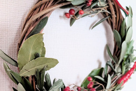ハーブのクリスマスリース🌿 自然素材のクリスマスリース🎄🌿ローリエ（月桂樹）ラベンダー、オリーブ、ローズヒップ、赤唐辛子、等🌿ハーブ🌿金属プラスチック系素材不使用☆自然栽培