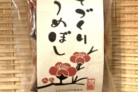 酸っぱ甘い！農薬や化学肥料を使わずに育てた梅と紫蘇、バリのミネラル塩で作る、昔ながらの天日干し梅干し 70g