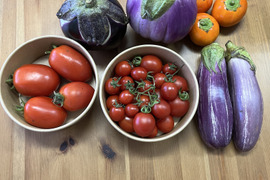 【お得！野菜おまとめパックB】
  農薬不使用　
　トマト400g x 2p、ナス3種類　計 7個